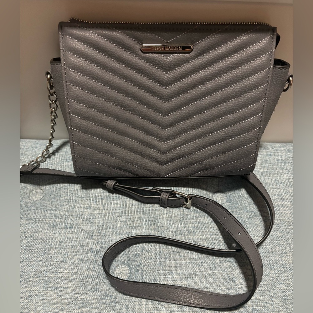 LIKE NEW GREY STEVE MADDEN CROSSBODY PURSE